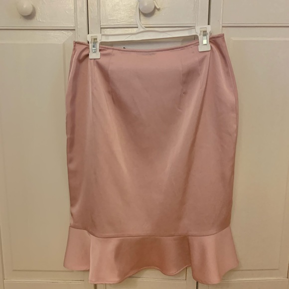 Pink satin-like midi skirt with ruffle - Picture 3 of 3